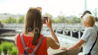 女儿在巴黎度假时给年迈的父母拍照。埃菲尔铁塔和塞纳河附近